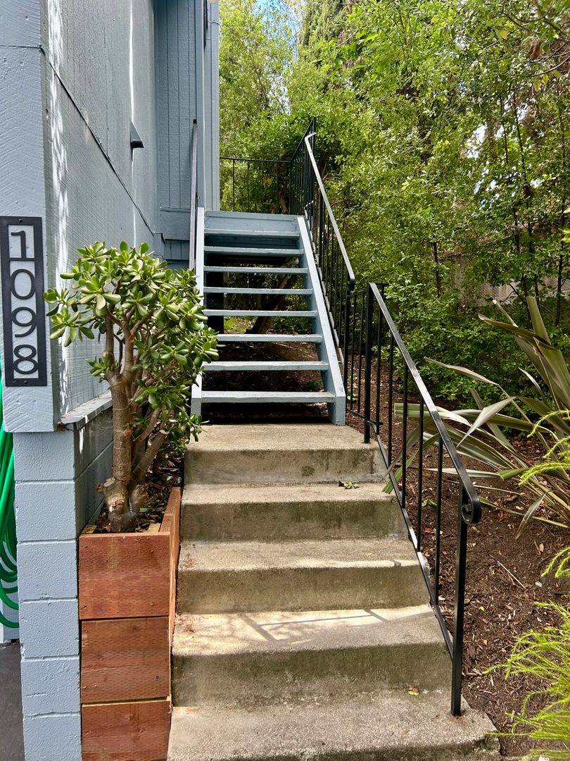 Townhouse for rent at 1098 Azalea Court, Hayward, CA 94541