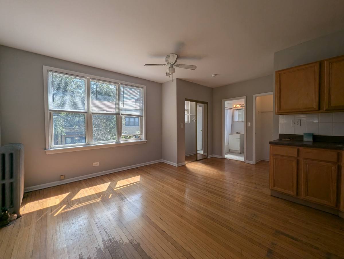 Apartment for rent at 910 W Dakin St, Chicago, IL 60613