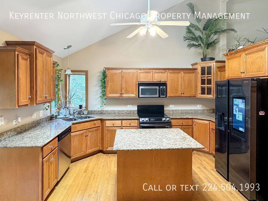 House for rent at 160 Lincoln St, Roselle, IL 60172