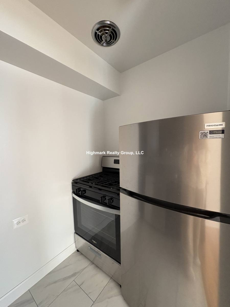 Apartment for rent at 6830 N Sheridan Rd, Chicago, IL 60626