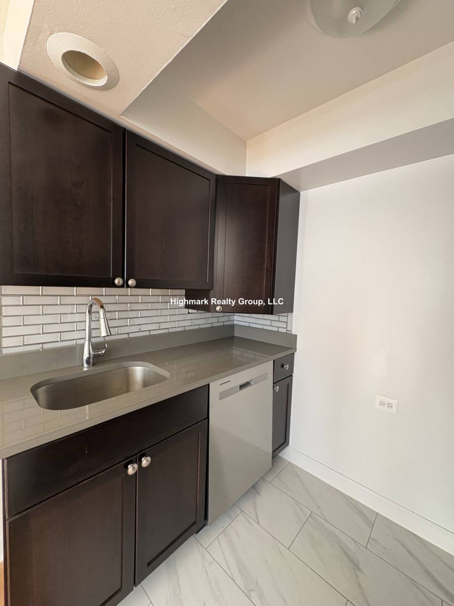 Apartment for rent at 6830 N Sheridan Rd, Chicago, IL 60626