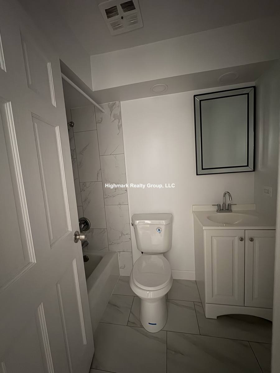 Apartment for rent at 6830 N Sheridan Rd, Chicago, IL 60626