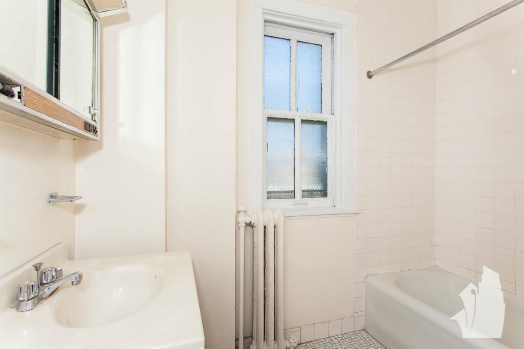 Apartment for rent at 540 W Briar Place, Chicago, IL 60657