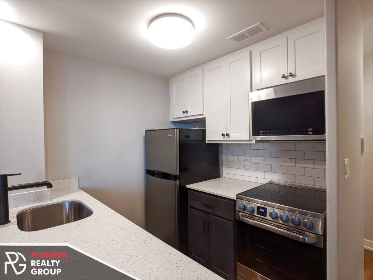 Apartment for rent at 5910 N Sheridan Rd, Chicago, IL 60660