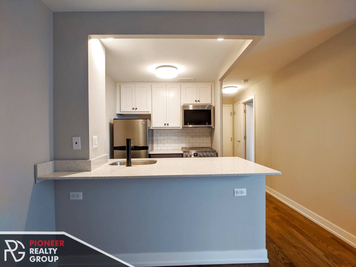Apartment for rent at 5910 N Sheridan Rd, Chicago, IL 60660
