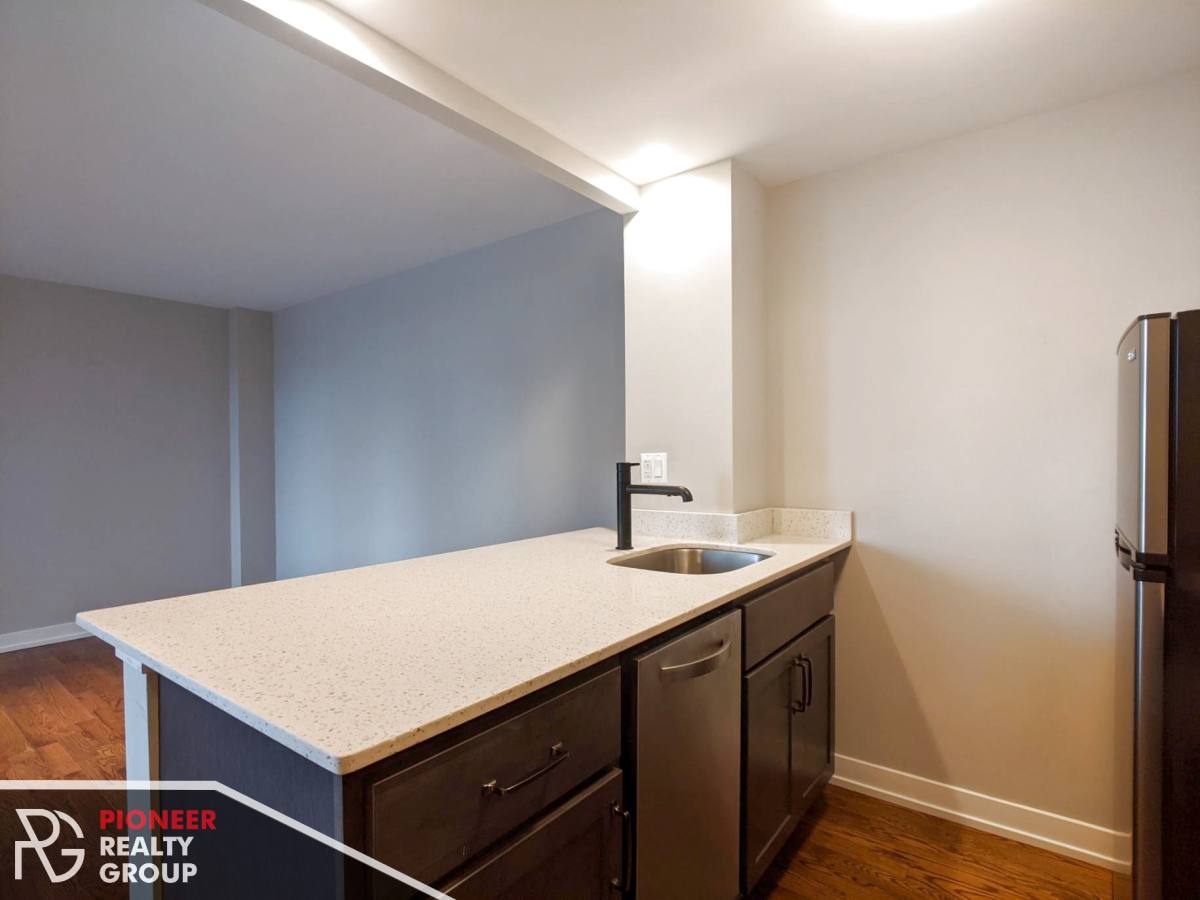 Apartment for rent at 5910 N Sheridan Rd, Chicago, IL 60660