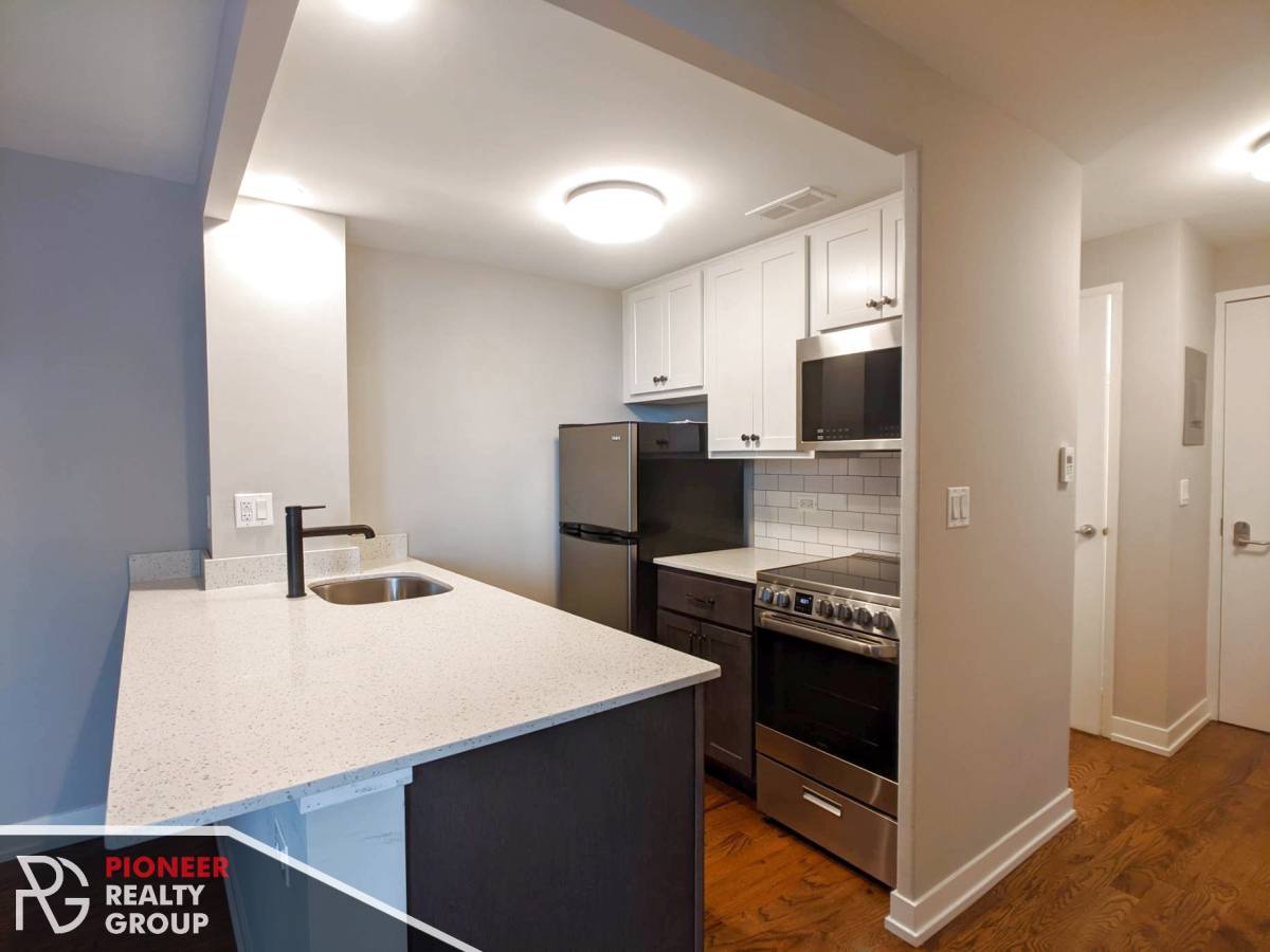 Apartment for rent at 5910 N Sheridan Rd, Chicago, IL 60660