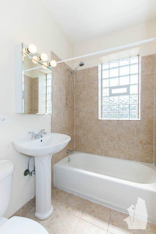 Apartment for rent at 1214 W Waveland, Chicago, IL 60613