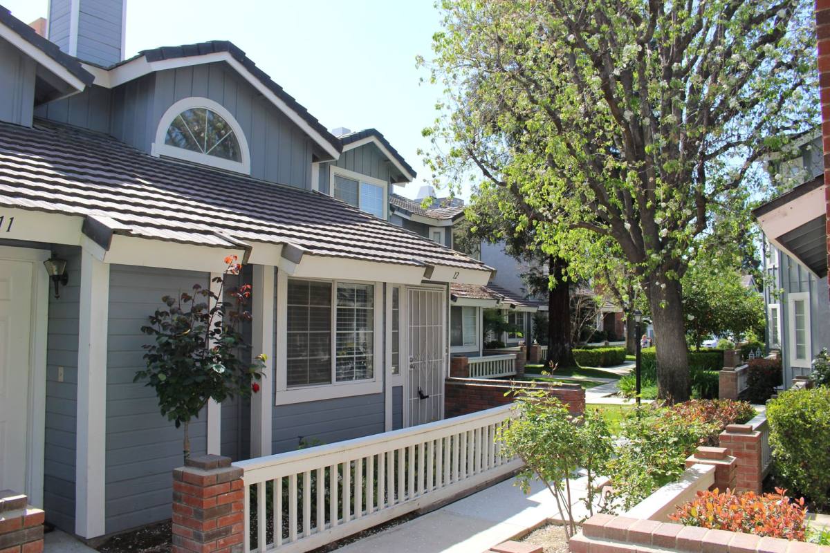 Townhouse for rent at 2600 Brookside Dr, Bakersfield, CA 93311