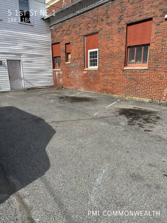 Apartment for rent at 5 1st St NE #1, Pulaski, VA 24301