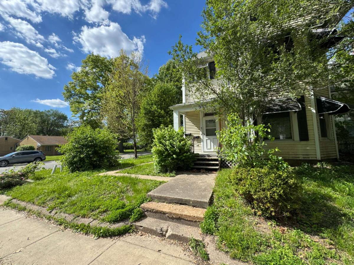 Apartment for rent at 935 W Washington St #1, Springfield, IL 62704