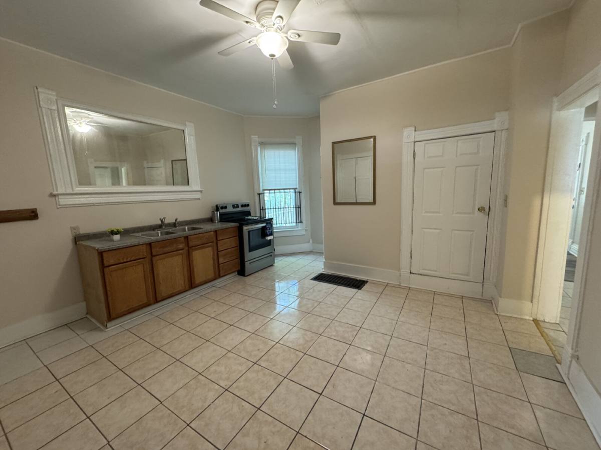 Apartment for rent at 935 W Washington St #1, Springfield, IL 62704