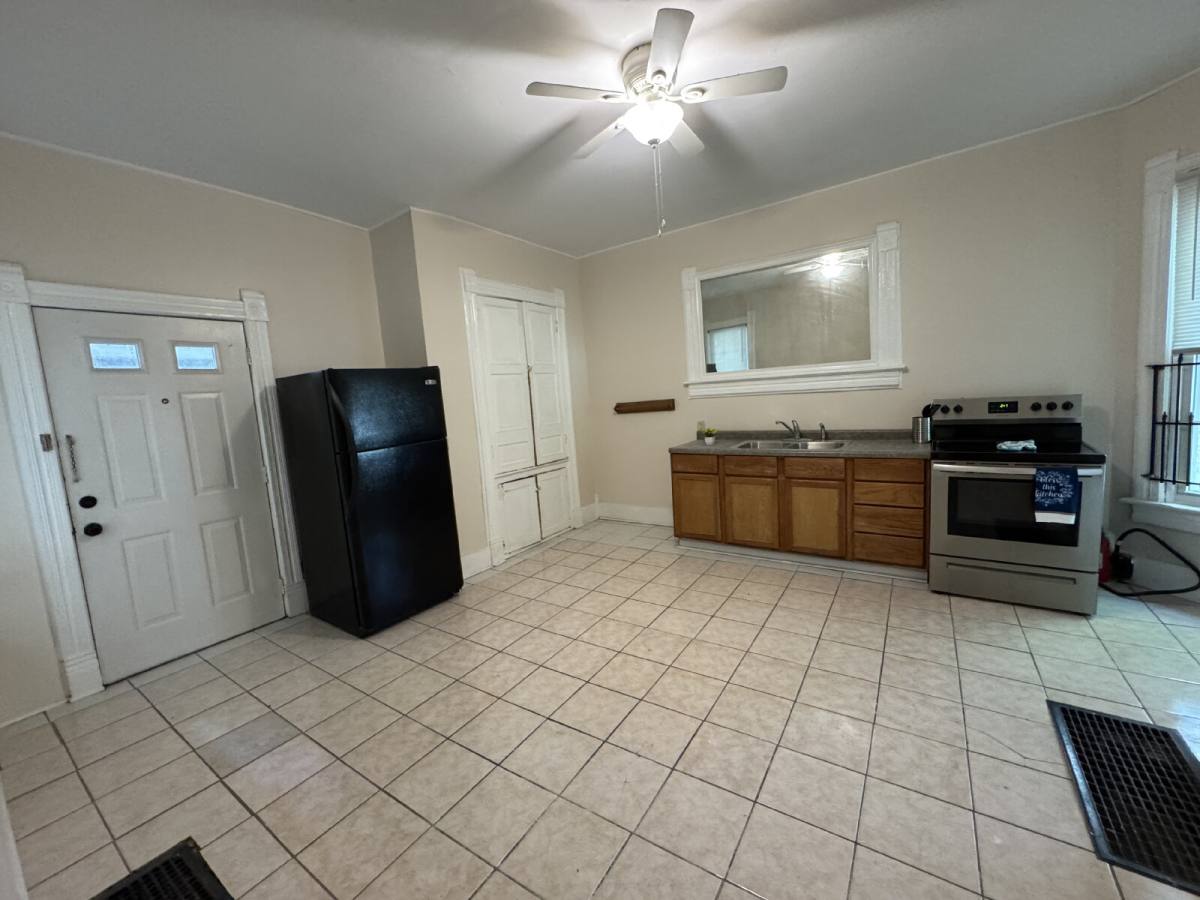 Apartment for rent at 935 W Washington St #1, Springfield, IL 62704