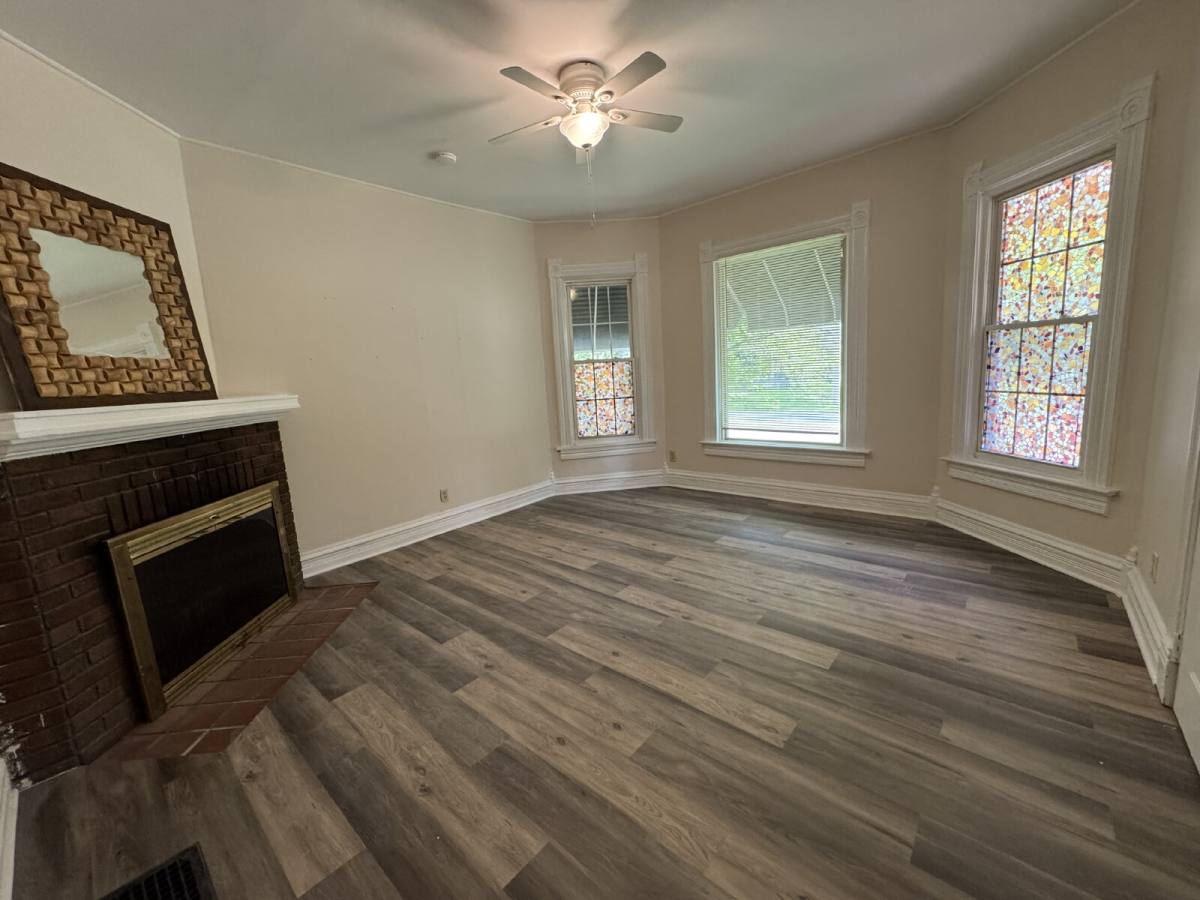 Apartment for rent at 935 W Washington St #1, Springfield, IL 62704