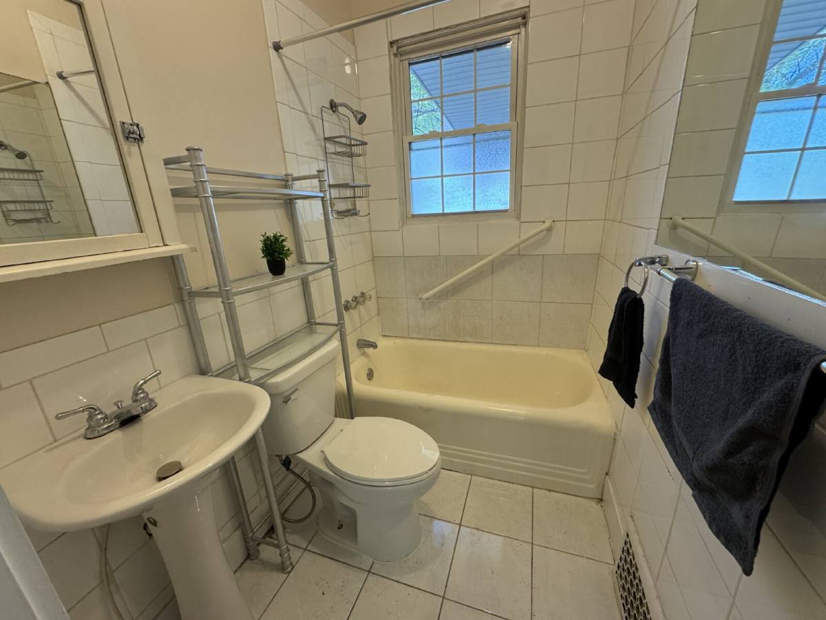 Apartment for rent at 935 W Washington St #1, Springfield, IL 62704