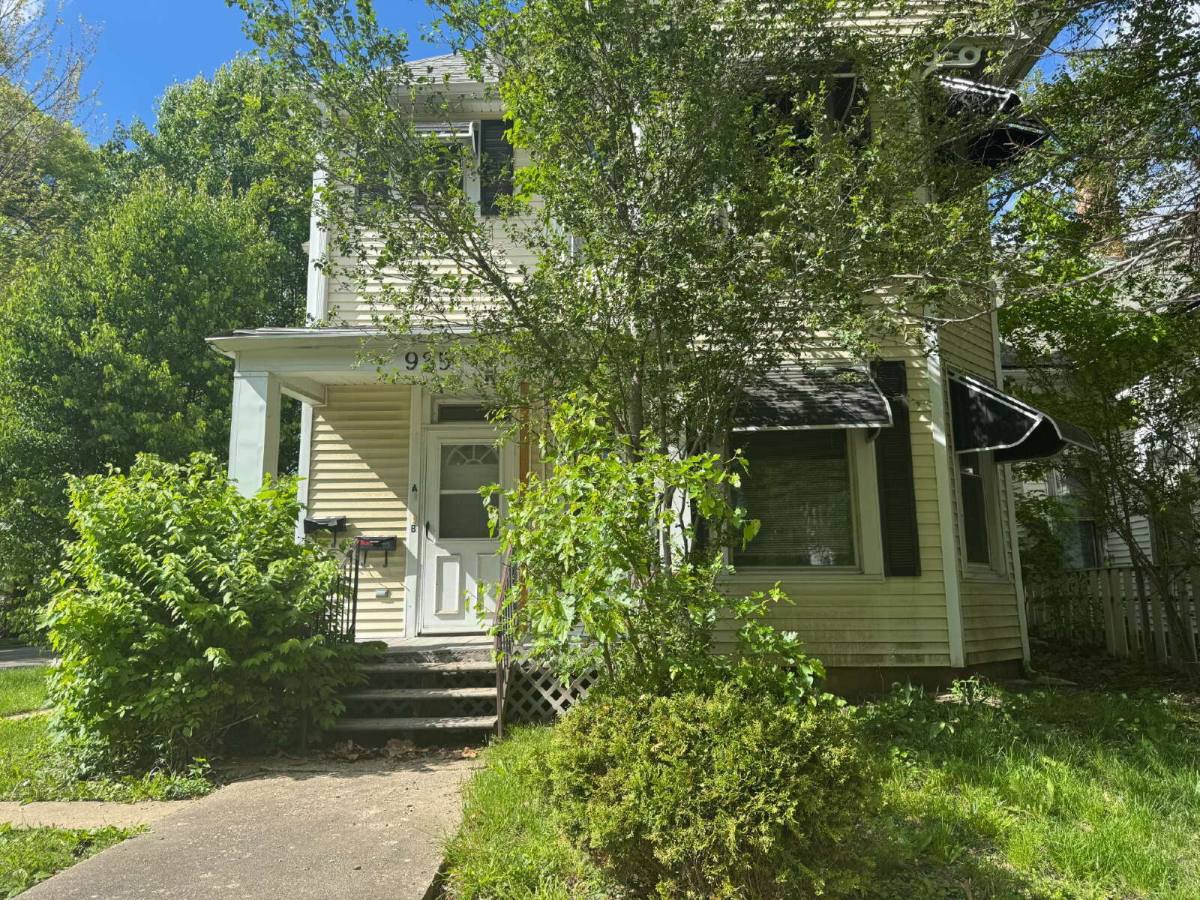 Apartment for rent at 935 W Washington St #1, Springfield, IL 62704