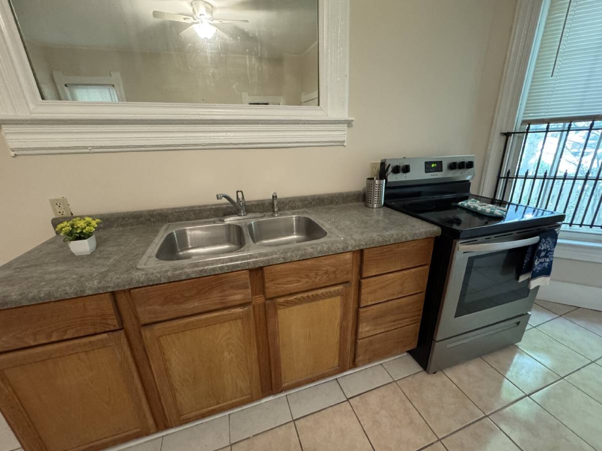 Apartment for rent at 935 W Washington St #1, Springfield, IL 62704