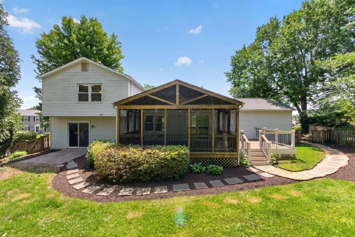 House for rent at 925 Chancellor St SW, Leesburg, VA 20175
