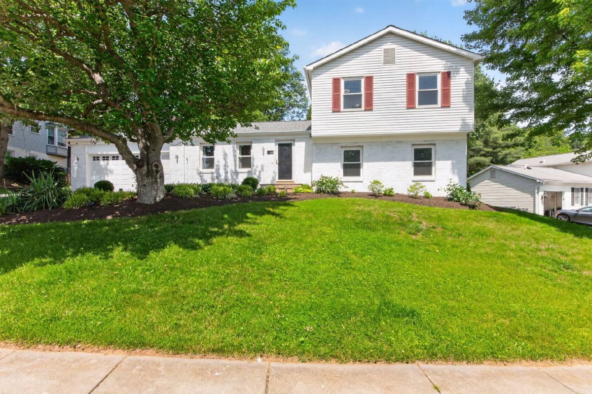 House for rent at 925 Chancellor St SW, Leesburg, VA 20175