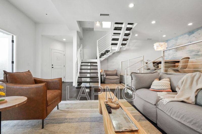 House for rent at 9842 Portola Dr, Beverly Hills, CA 90210