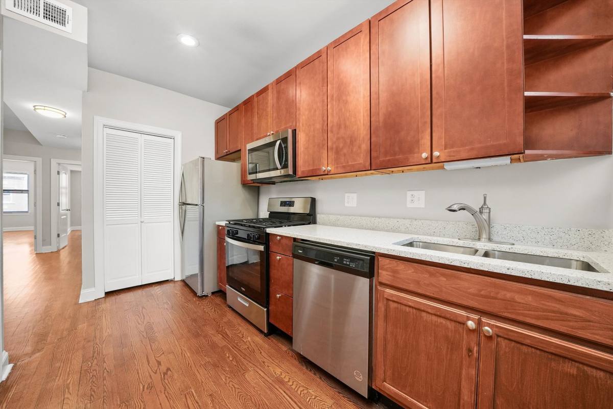 Apartment for rent at 7340 N Hoyne Ave, Chicago, IL 60645