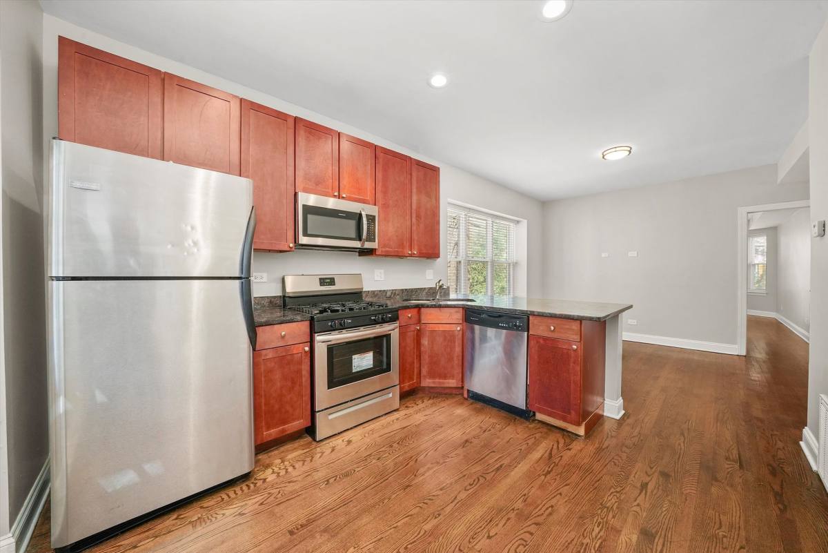 Apartment for rent at 7340 N Hoyne Ave, Chicago, IL 60645