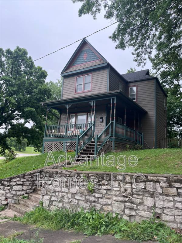 House for rent at 105 Brooklyn Ave, Kansas City, MO 64124