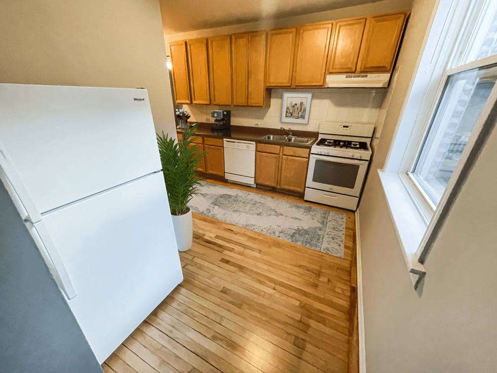Apartment for rent at 722 W Barry Ave, Chicago, IL 60657