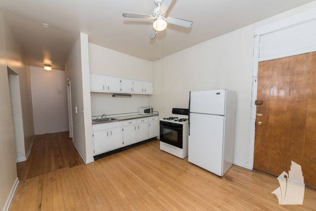 Apartment for rent at 915 W Waveland Ave #2D, Chicago, IL 60613