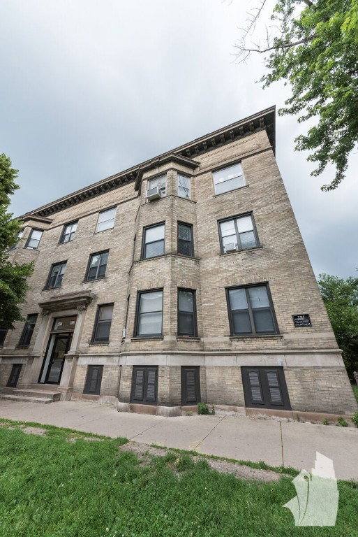 Apartment for rent at 915 W Waveland Ave #2D, Chicago, IL 60613