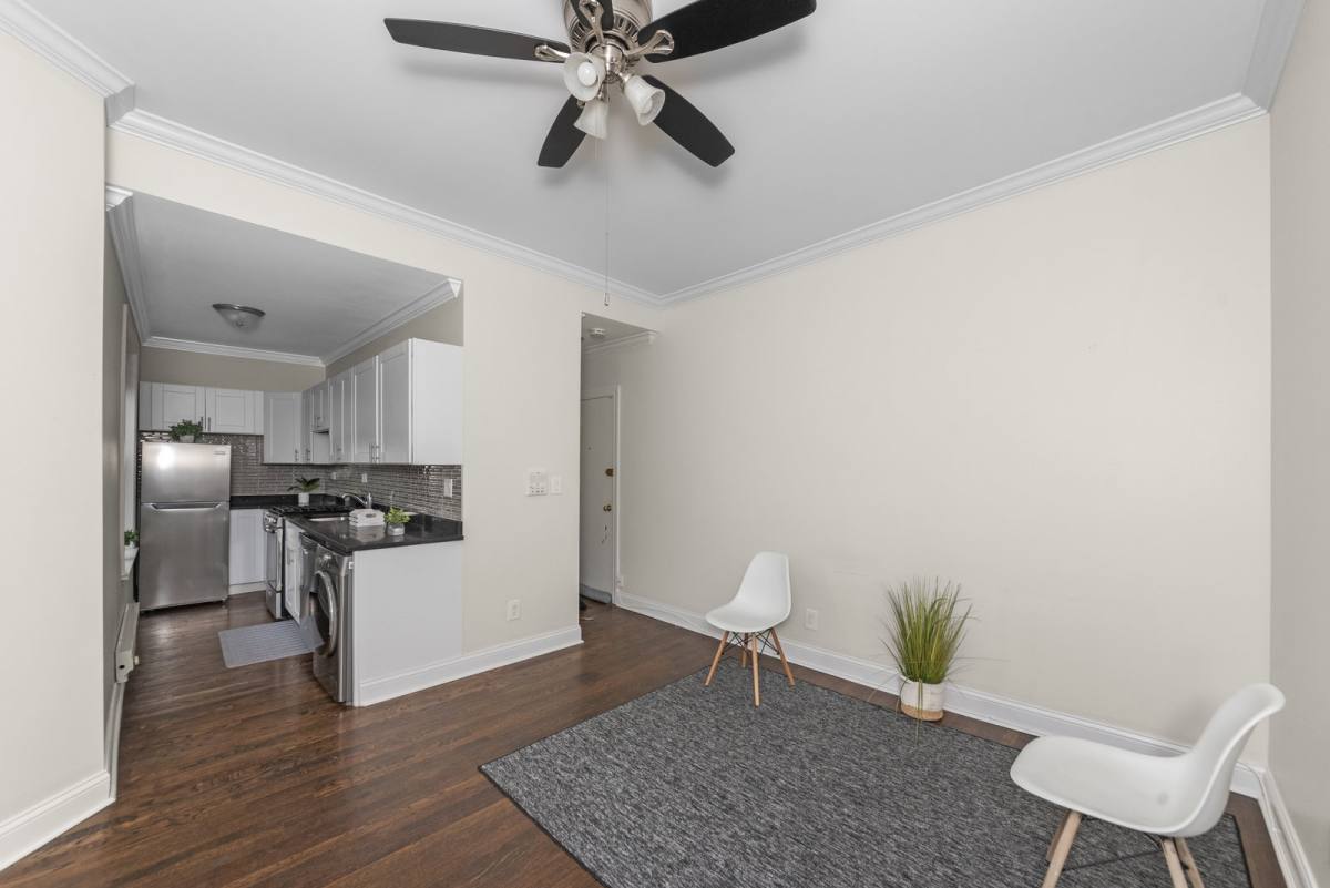 Apartment for rent at 917 W Waveland Ave #1A, Chicago, IL 60613