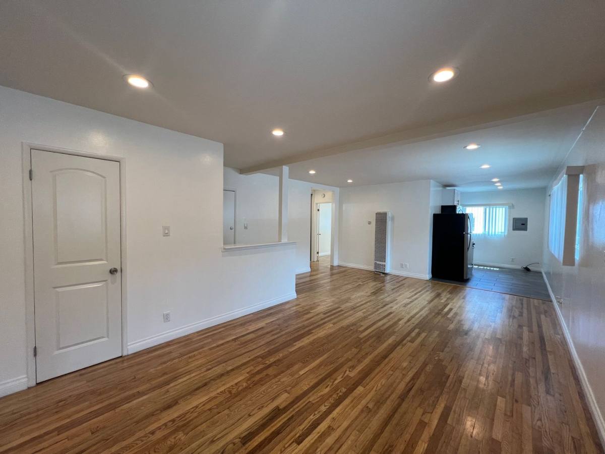 Apartment for rent at 1024 Pico Blvd, Santa Monica, CA 90405