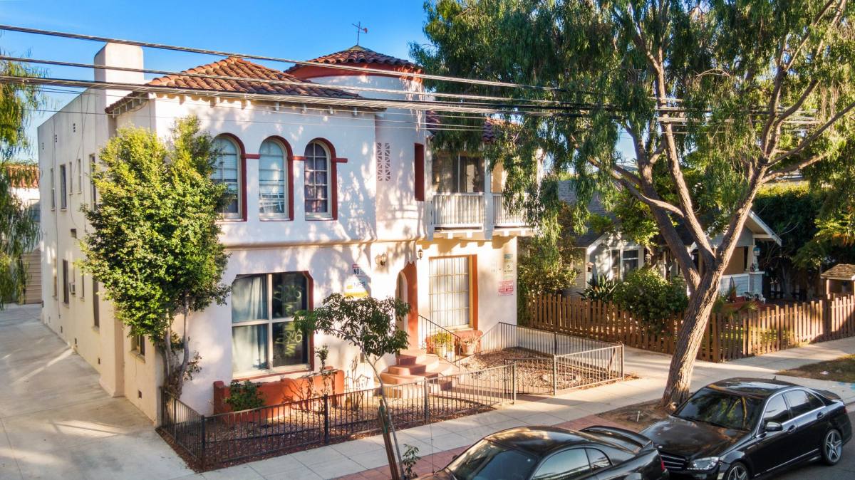 Apartment for rent at 432 Walnut Ave, Long Beach, CA 90802