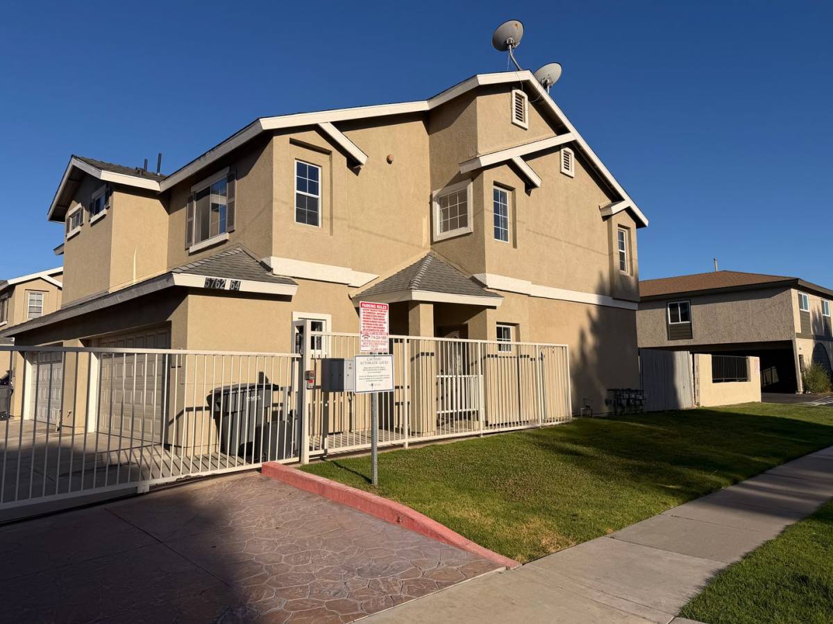 Townhouse for rent at 5762 Rostrata Ave, Buena Park, CA 90621