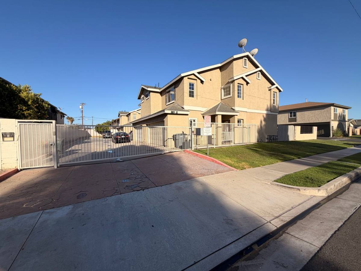 Townhouse for rent at 5762 Rostrata Ave, Buena Park, CA 90621