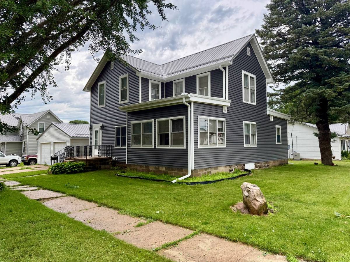 House for rent at 601 Clark St, Reinbeck, IA 50669