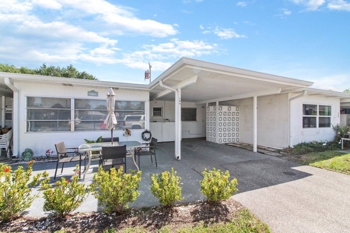 Apartment for rent at 109 E Field Ave, Venice, FL 34285