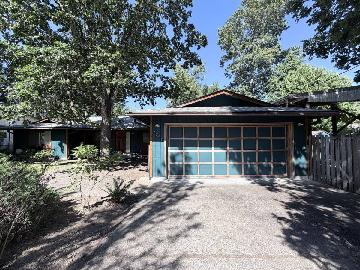House for rent at 2525 Crestview Dr S, Salem, OR 97302