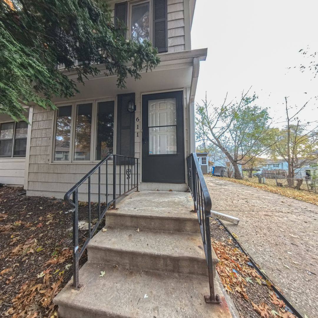 Apartment for rent at 611 Hickory Hill Lane, Des Moines, IA 50317