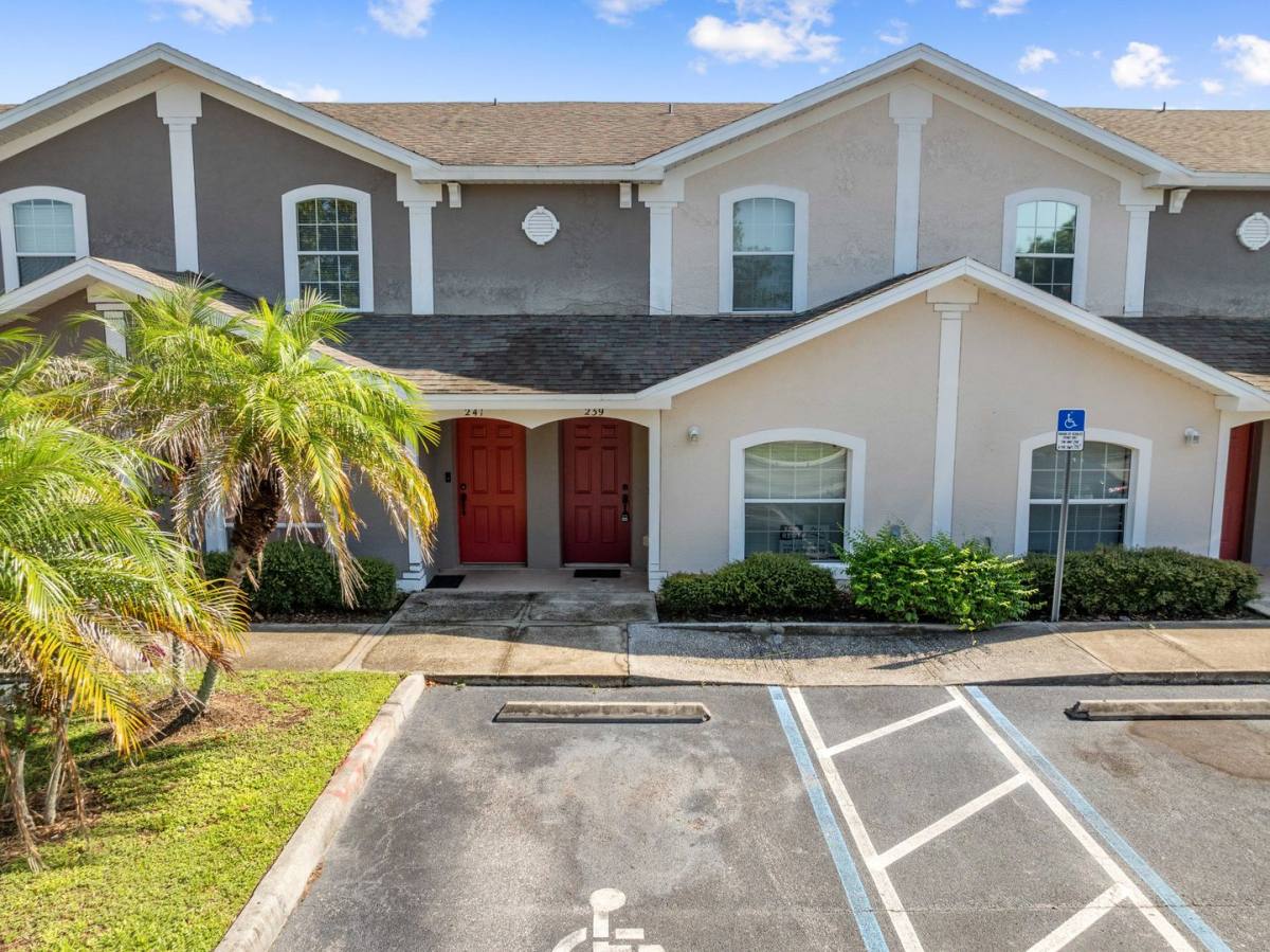 Townhouse for rent at 239 Royal Palm Dr, Kissimmee, FL 34743