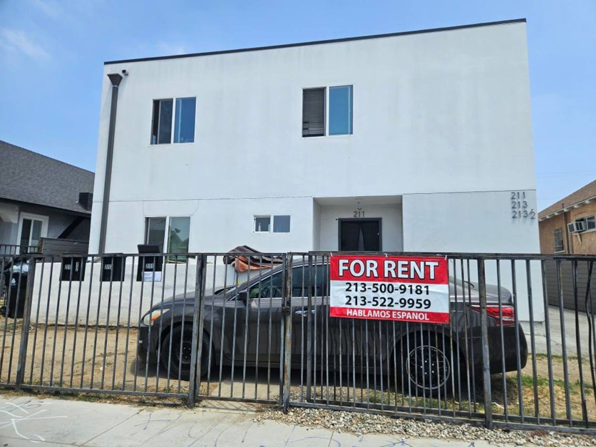 Apartment for rent at 211 W 43rd St, Los Angeles, CA 90037