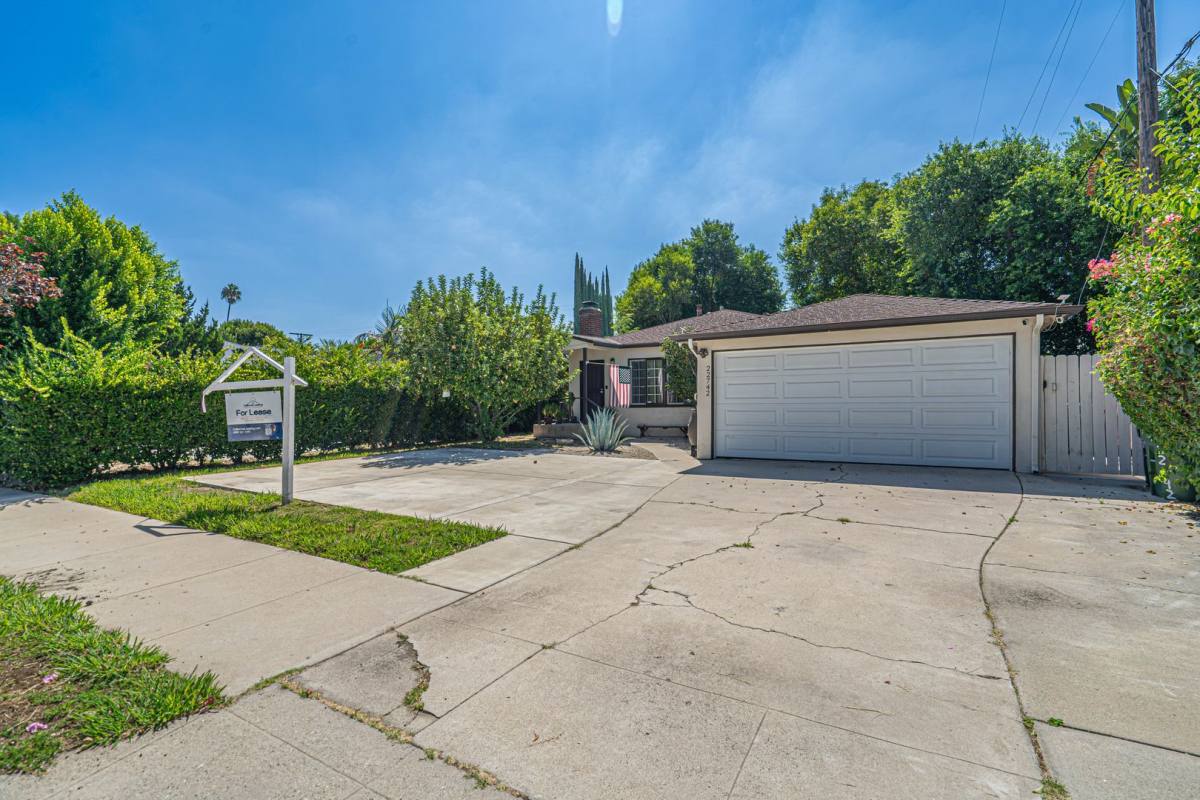House for rent at 22742 Burbank Blvd, Woodland Hills, CA 91367