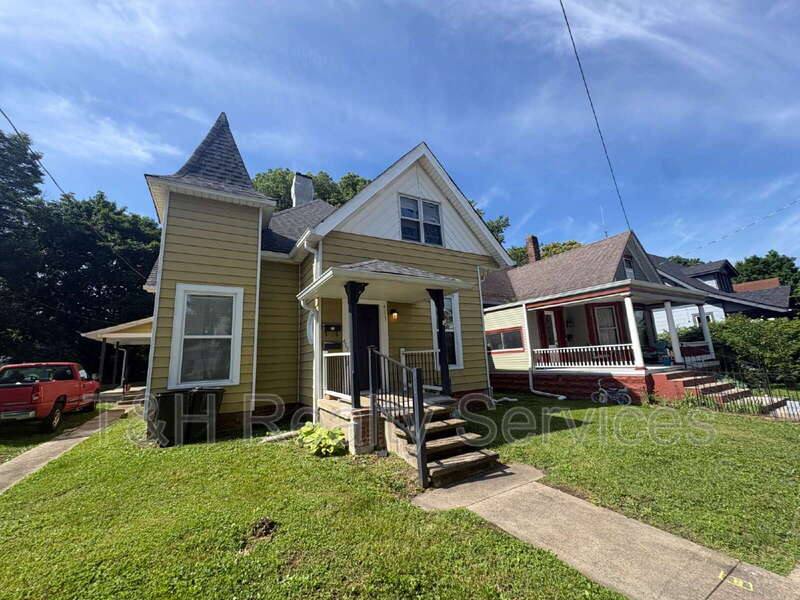 Apartment for rent at 413 W Franklin St, Shelbyville, IN 46176