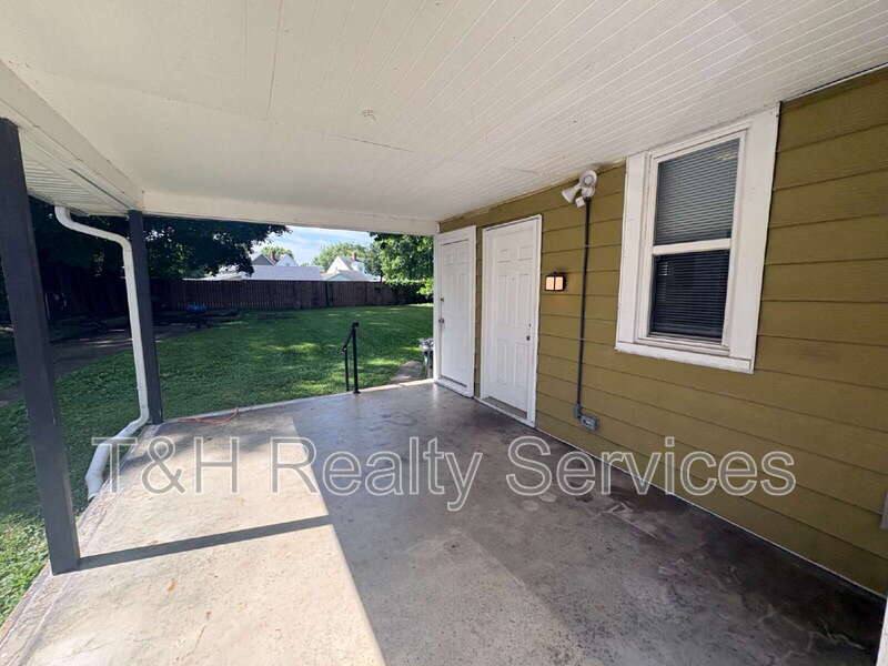 Apartment for rent at 413 W Franklin St, Shelbyville, IN 46176