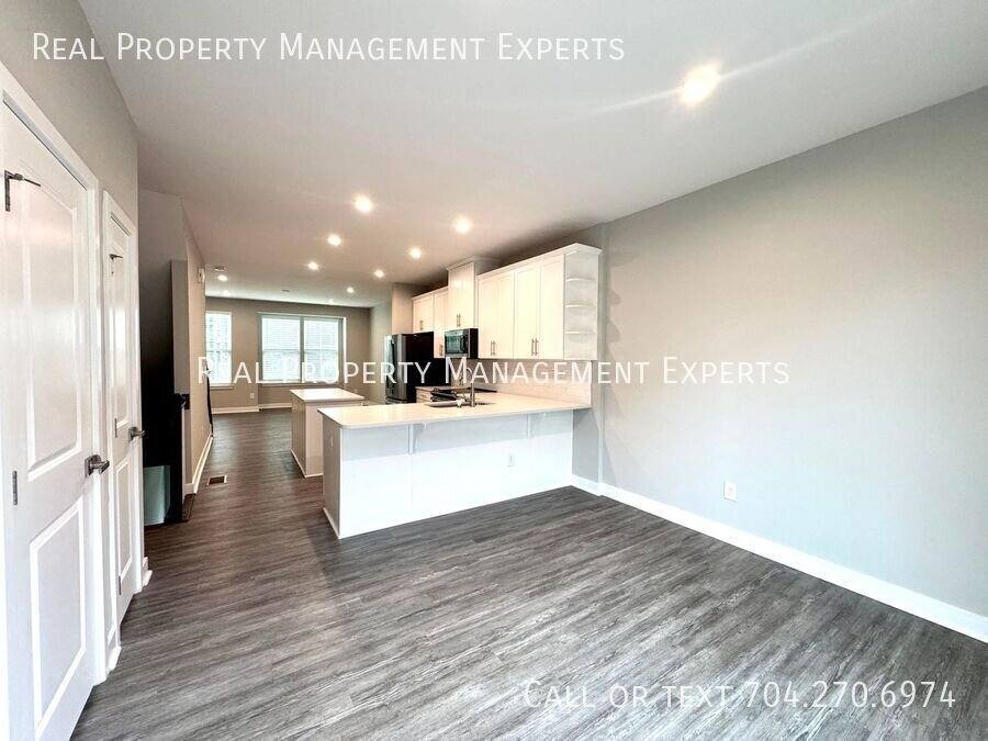 Townhouse for rent at 528 Billingsley Rd, Charlotte, NC 28211