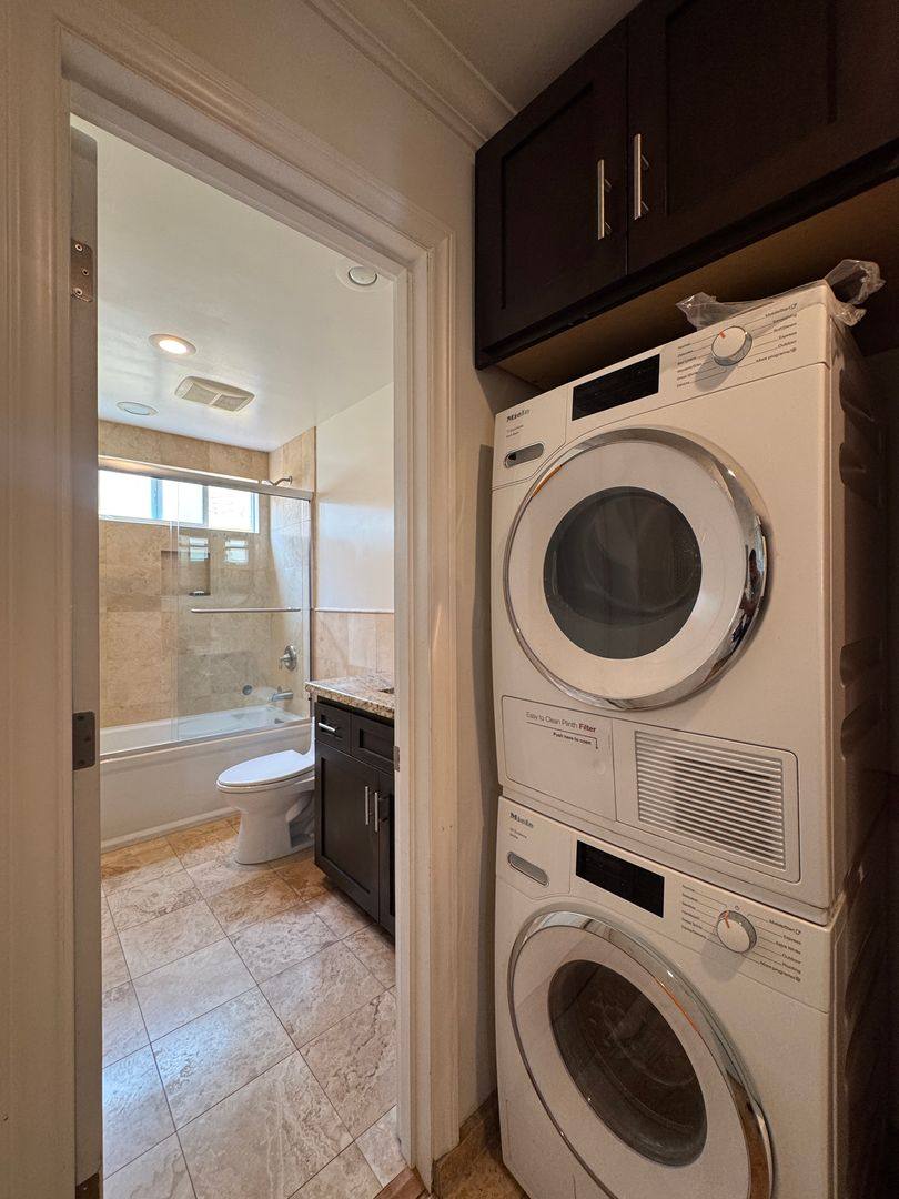 Apartment for rent at 1024 Pier Ave, Santa Monica, CA 90405