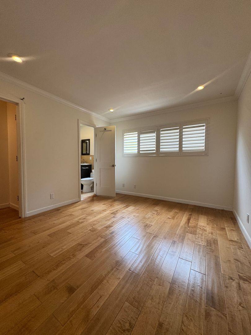 Apartment for rent at 1024 Pier Ave, Santa Monica, CA 90405
