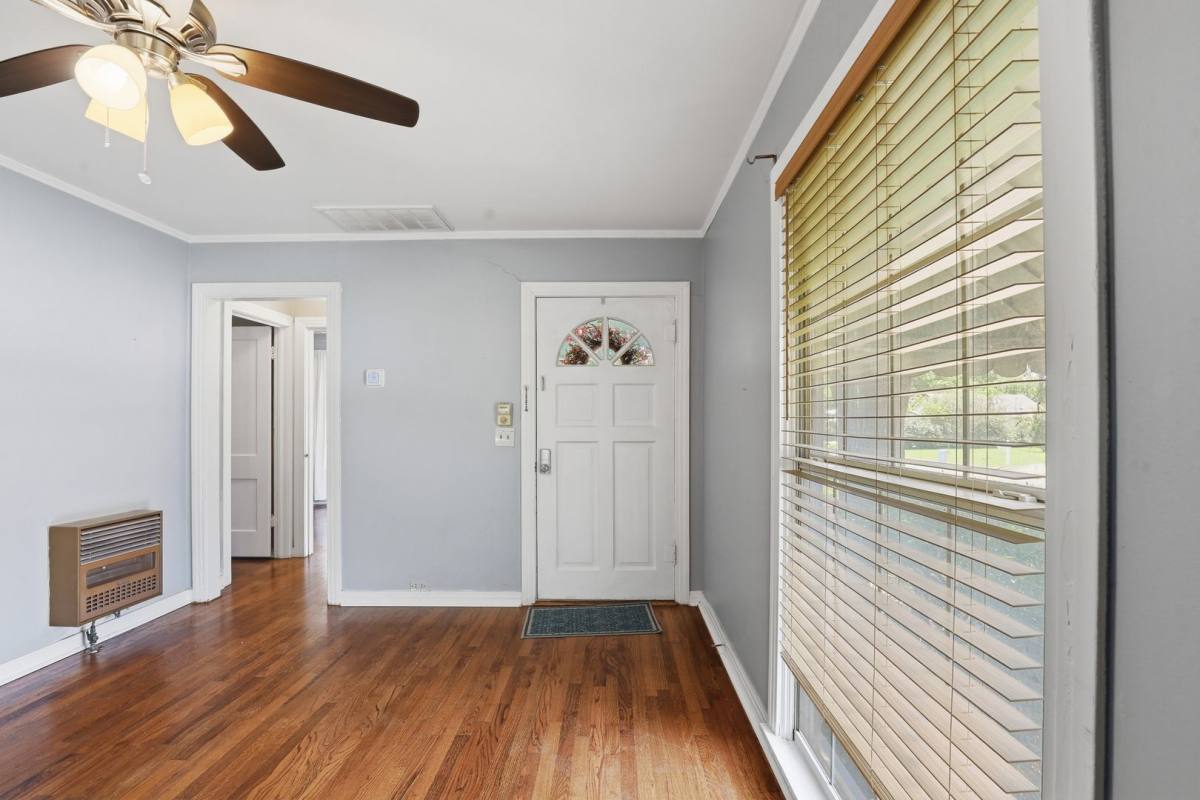 House for rent at 902 W Bridge St, Granbury, TX 76048