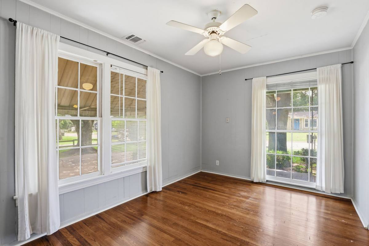 House for rent at 902 W Bridge St, Granbury, TX 76048