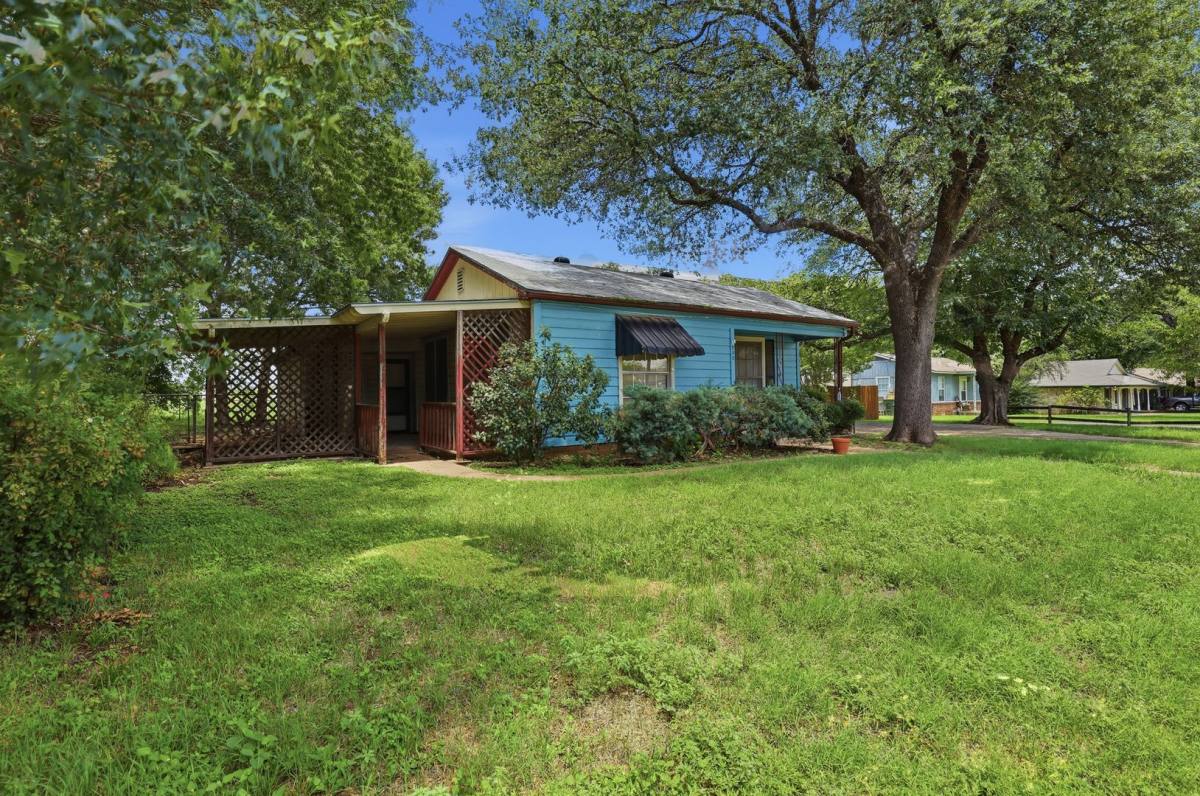 House for rent at 902 W Bridge St, Granbury, TX 76048